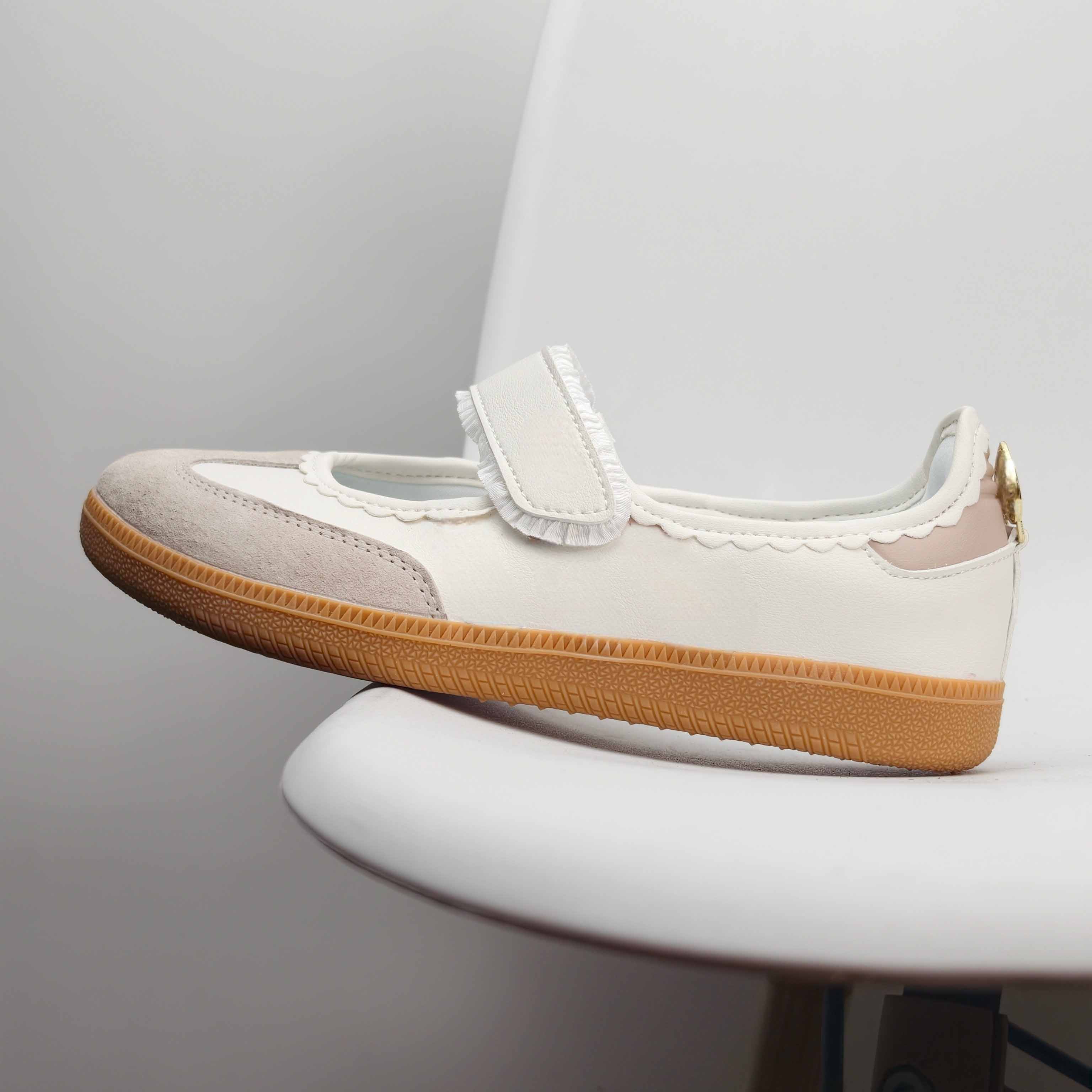 Women's new casual one-pedal sports shoes have a shoe box