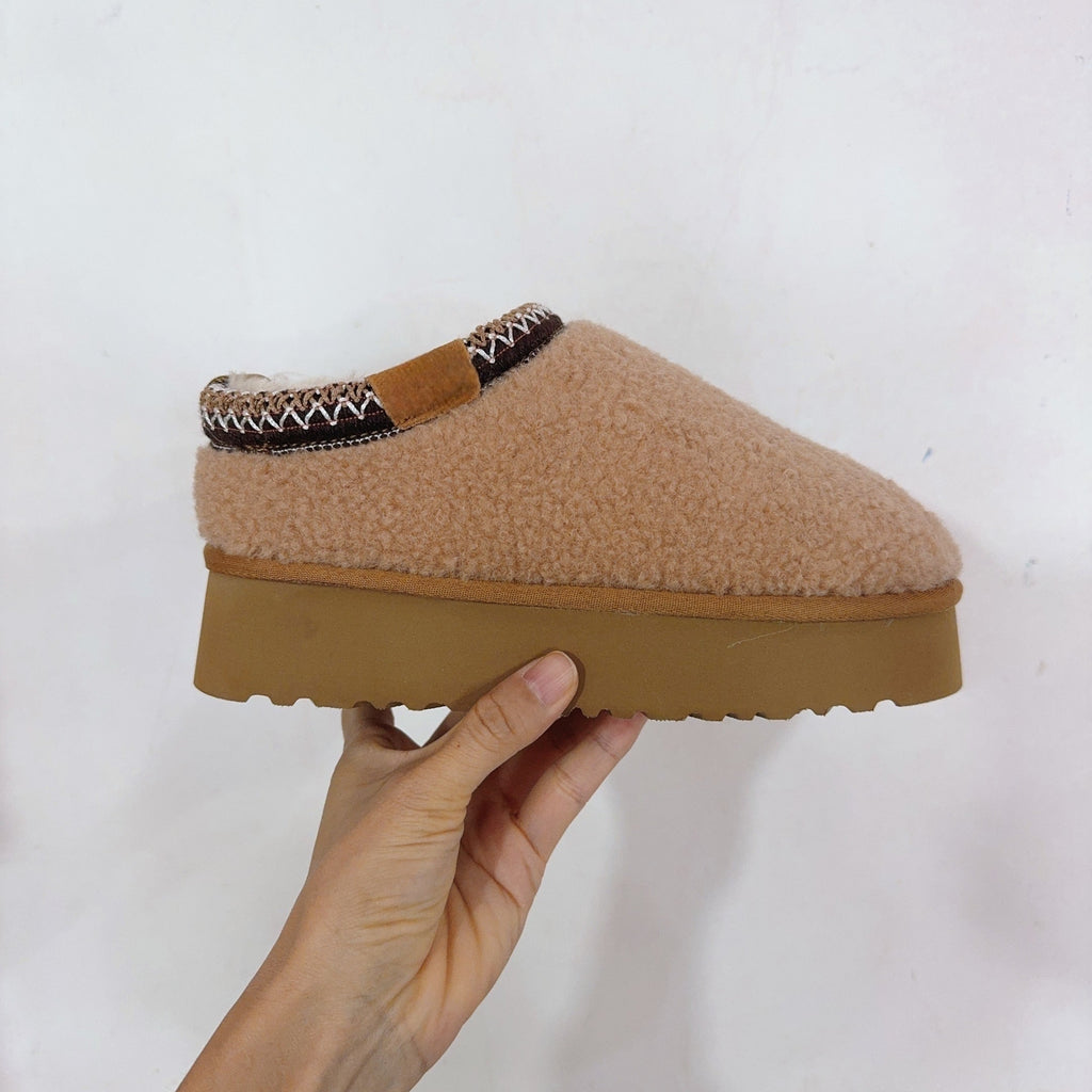 Women's thick soled and velvet padded snow boots
