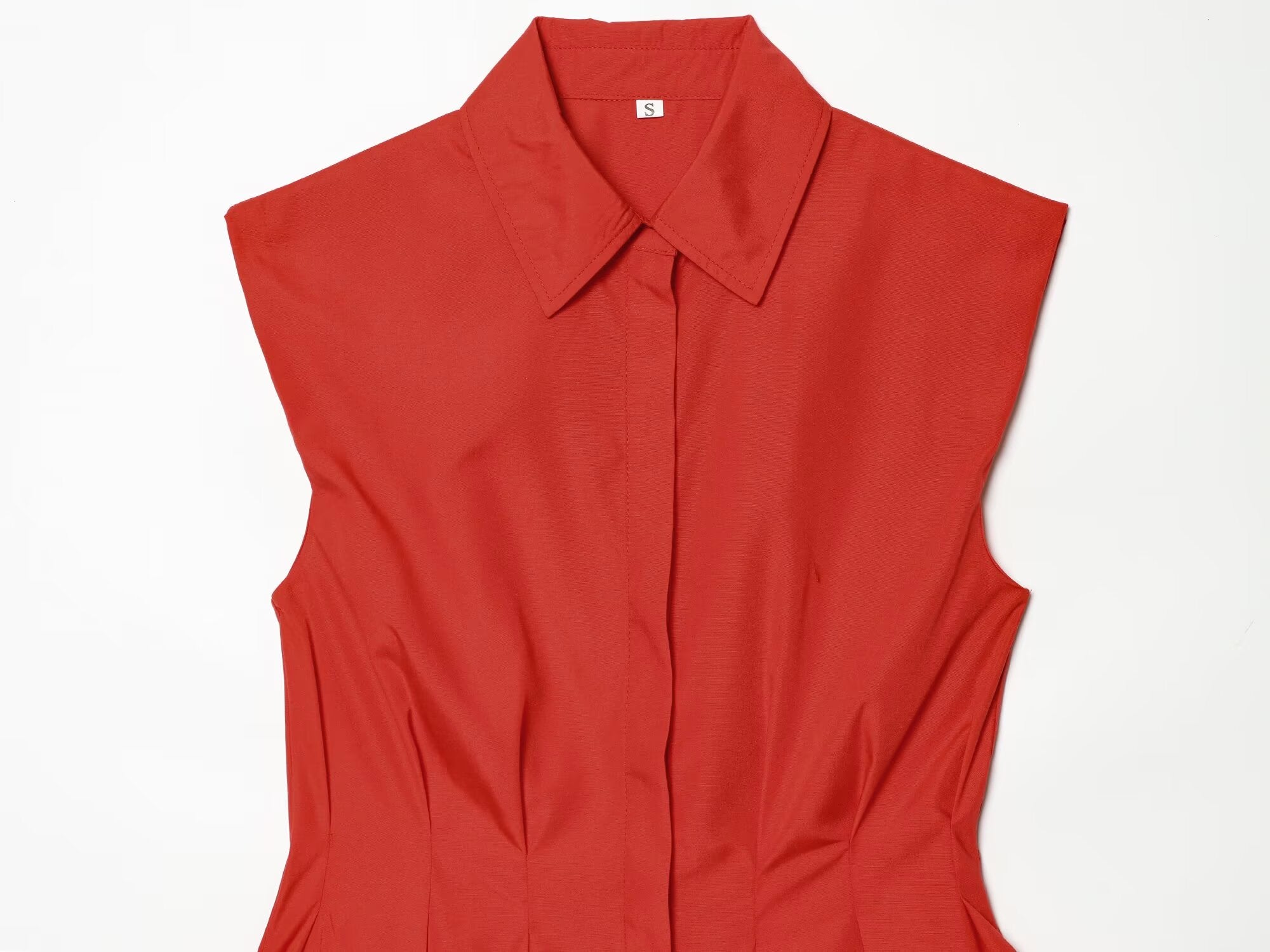Women's sleeveless pleated button up shirt