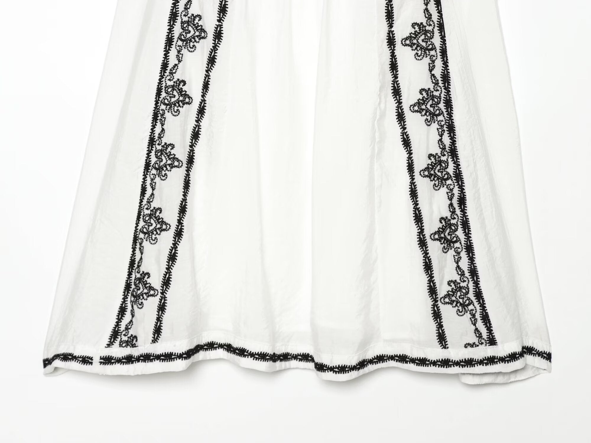 Women's contrasting embroidered mini dress