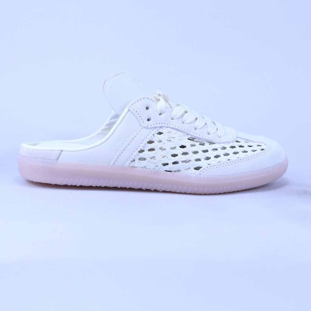 Women's new woven hollow leisure slippers have a shoe box